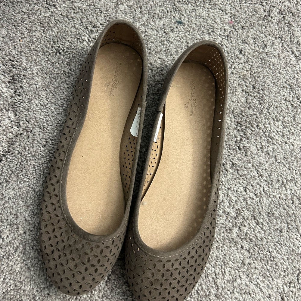 Universal Threads Flats - image 1